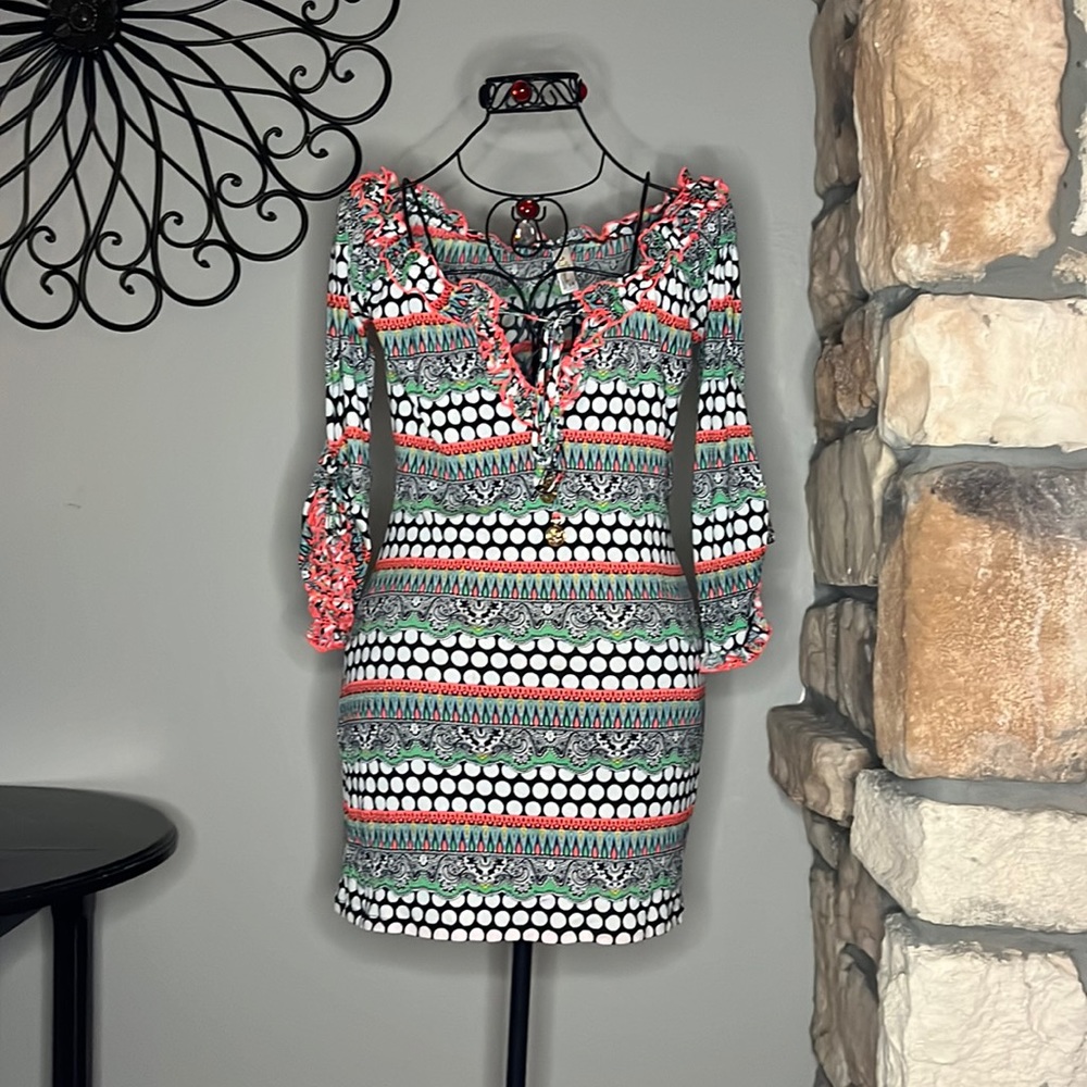 Women’s colorful dress with adjustable sleeves and ruffles